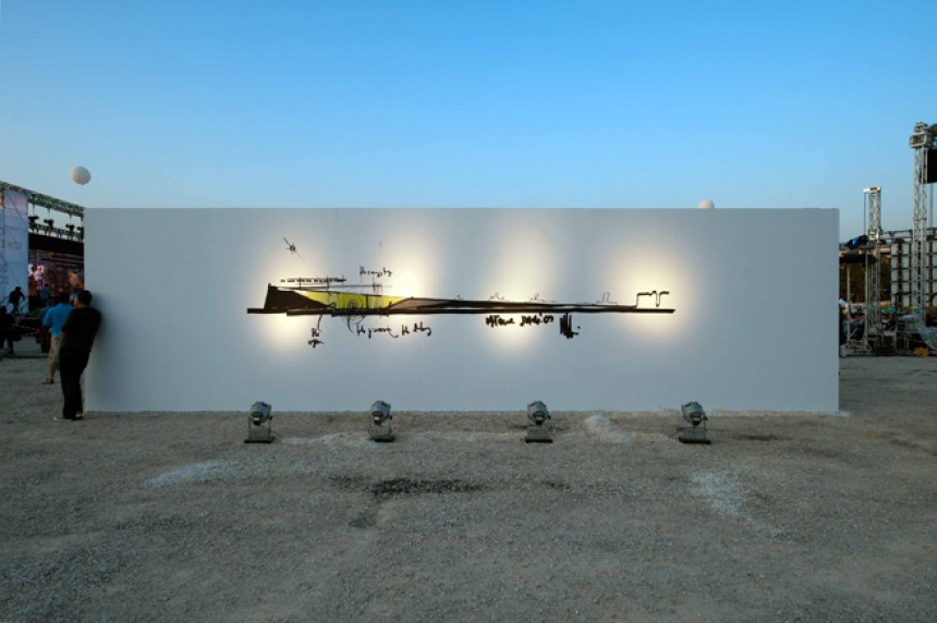 Φωτογραφία που δείχνει ένα banner τοποθετημένο σε ένα εργοτάξιο το οποίο φωτίζεται και στο κέντρο του έχει ένα σχέδιο