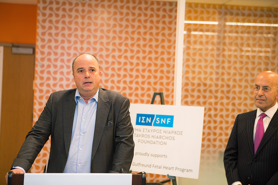 Ο Ανδρέας Δρακόπουλος, πρόεδρος του Ιδρύματος Σταύρος Νιάρχος, εκφωνεί ομιλία μπροστά σε μια ταμπέλα που γράφει 