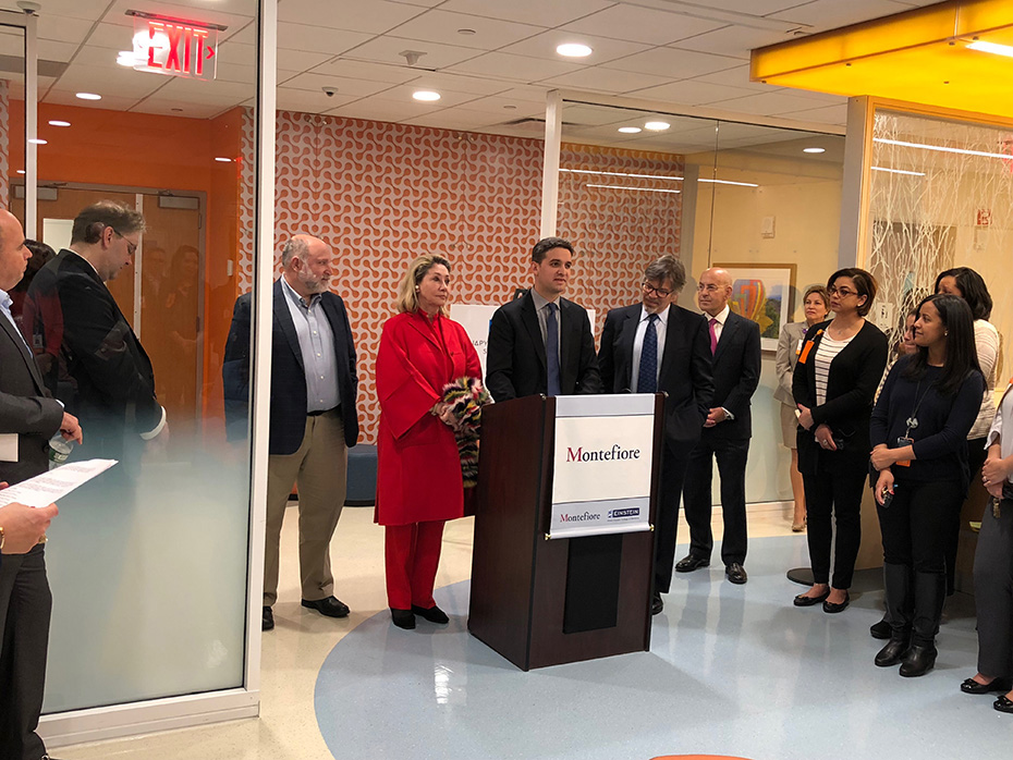 Μέλη του Ιατρικού Κέντρου Montefiore δίνουν ομιλία ενώ ο κόσμος γύρω τους τους ακούει