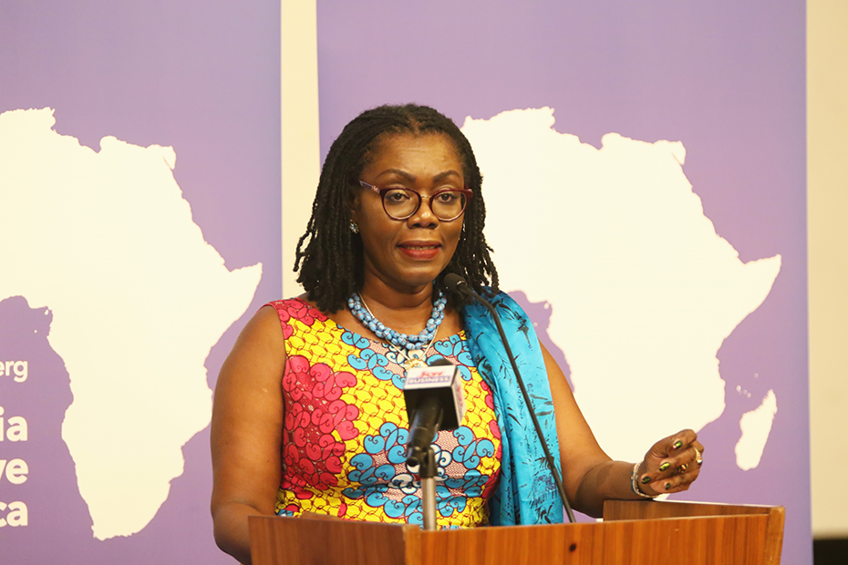 Μια γυναίκα βγάζει λόγο στο βήμα