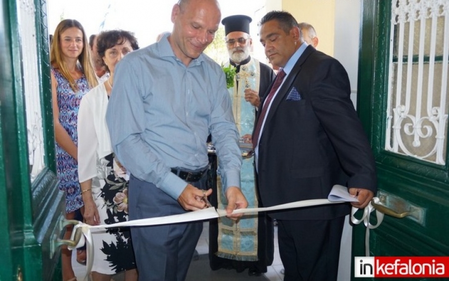 Μέλος του Ιδρύματος Σταύρος Νιάρχος κόβει την κορδέλα στις νέες εγκαταστάσεις της Μονάδας Φροντίδας Ηλικιωμένων Ληξουρίου στην Κεφαλονιά