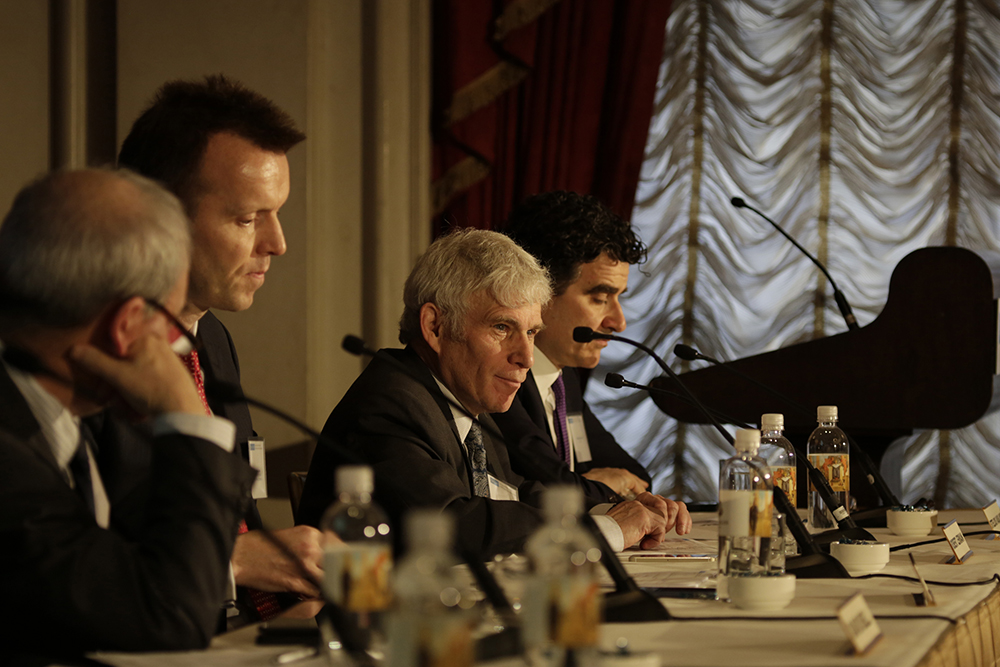 Τέσσερα μέλη της διάσκεψης κάθονται πίσω από το τραπέζι 