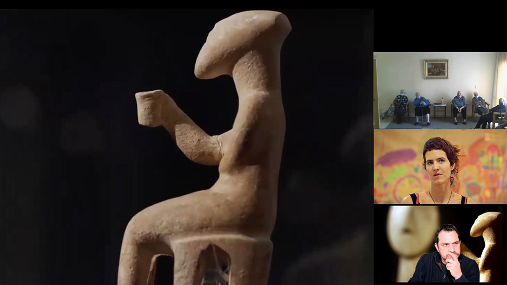 Άνθρωποι κοιτούν ένα γλυπτό μέσω ζωντανής σύνδεσης