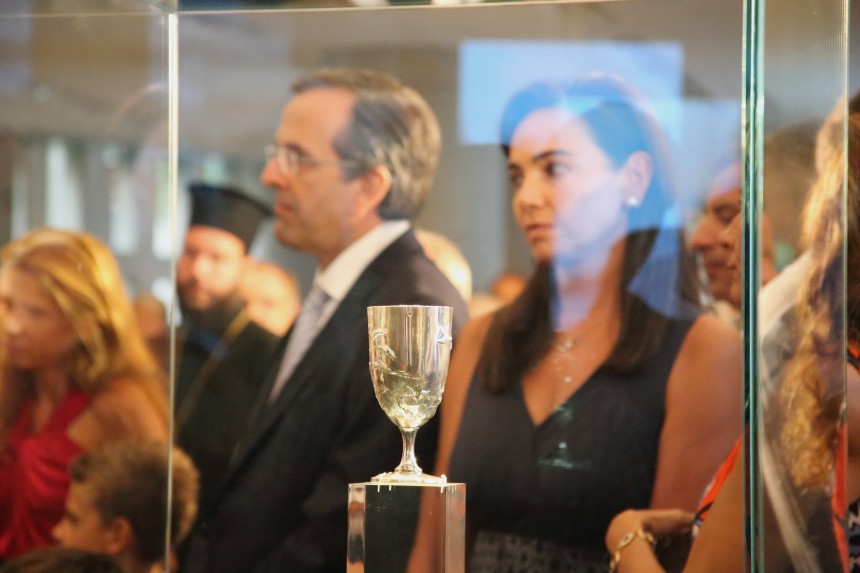 Κοντινή φωτογραφία από το κύπελο του Σπύρου Λούη μέσα στο διαφανές κουτί που φυλάσσεται στην έκθεση 