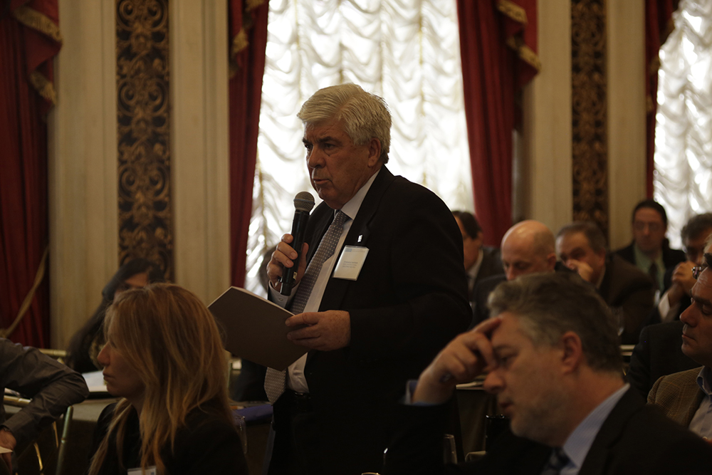 Ένας άνδρας που ανήκει στο κοινό σηκώνεται για να κάνει ένα σχόλιο