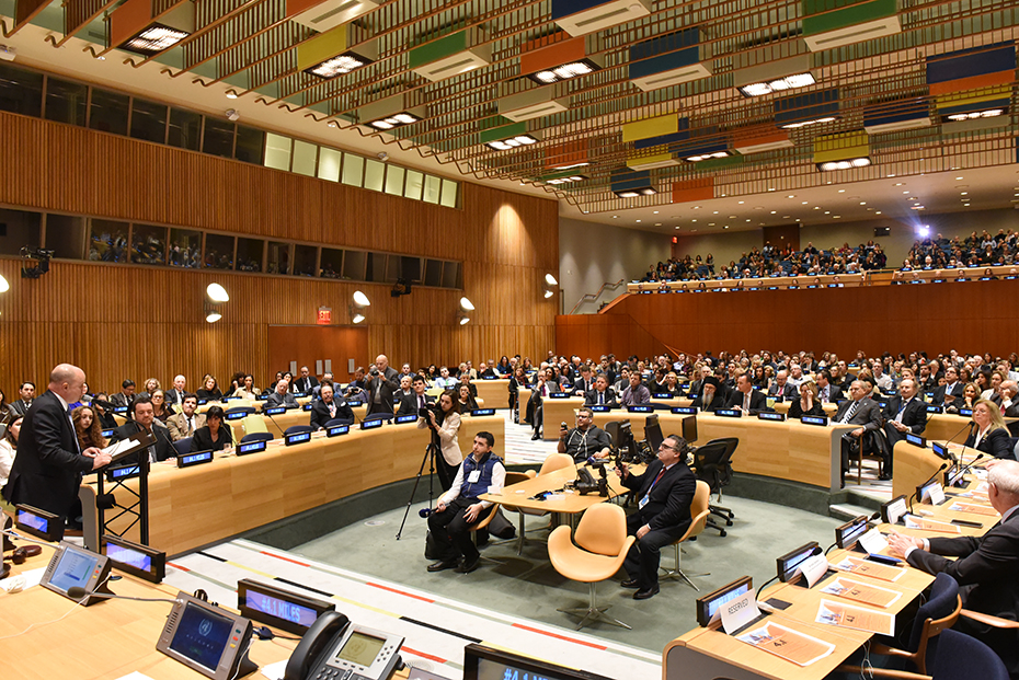 Ο Ανδρέας Δρακόπουλος, πρόεδρος του Ιδρύματος Σταύρος Νιάρχος, εκφωνεί ομιλία ενώπιον των προσκεκλημένων στα Ηνωμένα Έθνη