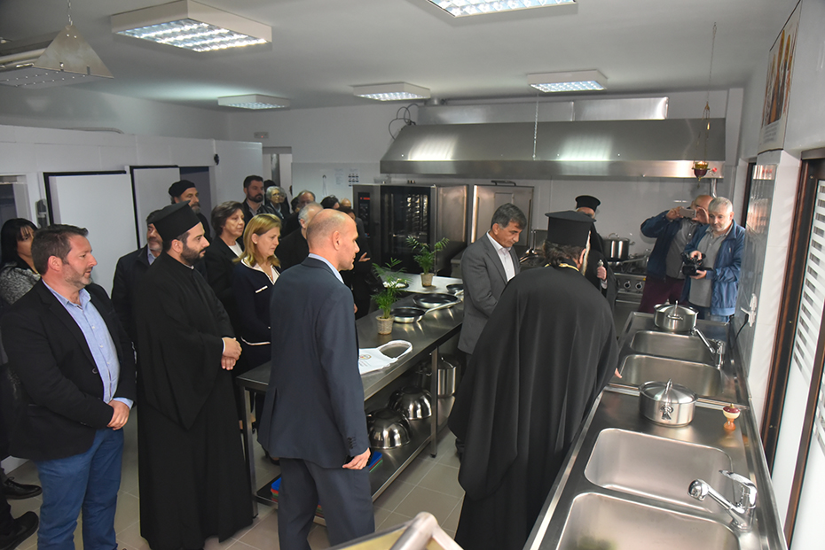 Μέλη του Ιδρύματος Σταύρος Νιάρχος και της Ιεράς Μητρόπολης Λάμπης εξετάζουν τις νέες εγκαταστάσεις της κουζίνας