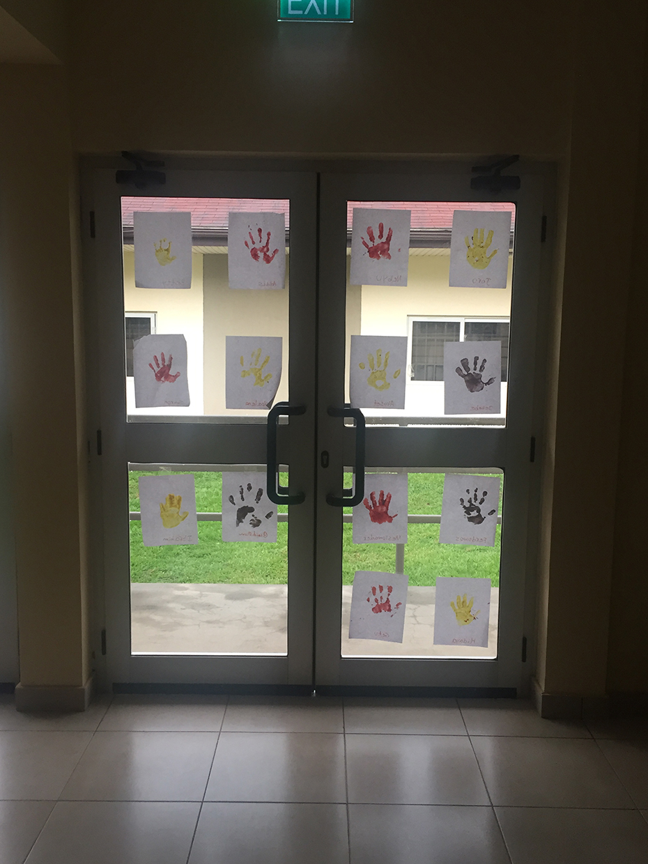 Μια πόρτα με πολλά σχέδια παιδικών αποτυπωμάτων κολλημένα πάνω της