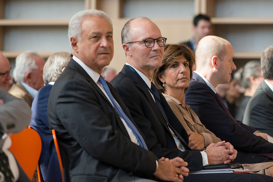 Τα μέλη του ακροατηρίου παρακολουθούν με προσοχή την παρουσίαση