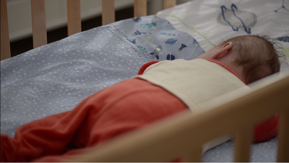 Ένα μωράκι κοιμάται στην κούνια του 