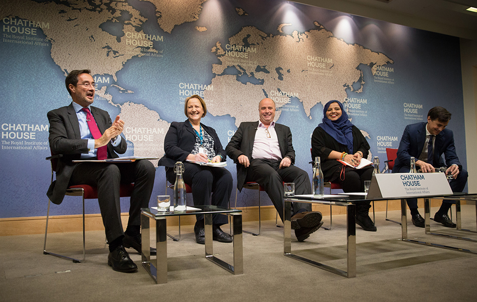 Ο Ανδρέας Δρακόπουλος, πρόεδρος του Ιδρύματος Σταύρος Νιάρχος, κάθεται με το πάνελ του Chatham House
