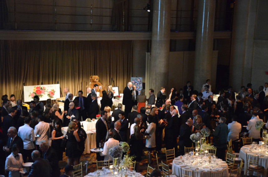 Φωτογραφία τραβηγμένη από ψηλά που δείχνει μια αίθουσα με τραπέζια δεξιώσεων και τον κόσμο να περιφέρεται γύρω από τα τραπέζια