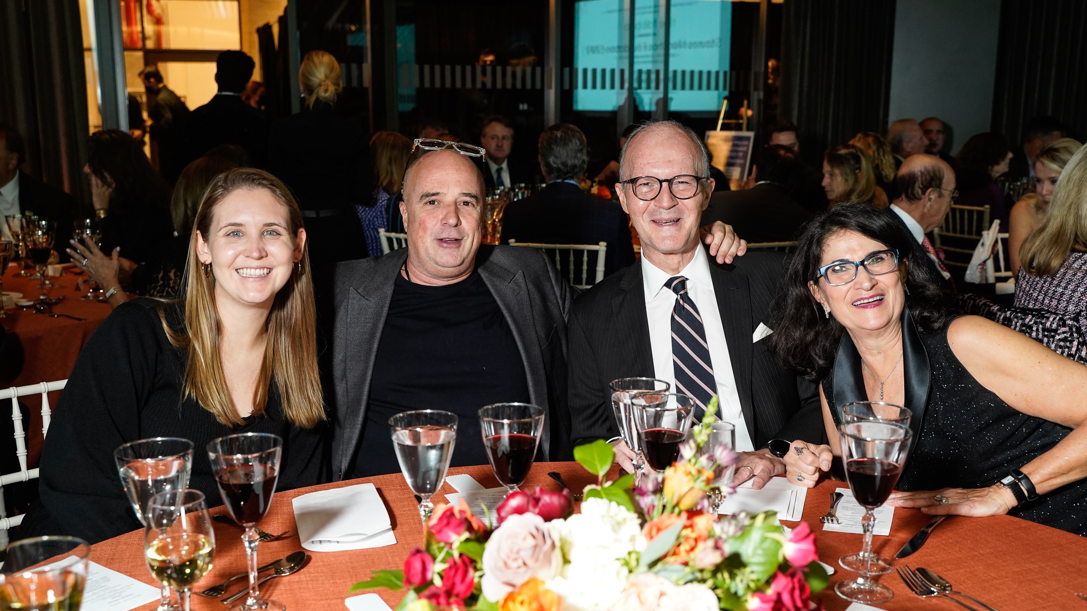 Ο Αντρέας Δρακόπουλος, πρόεδρος του Ιδρύματος Σταύρος Νιάρχος, μαζί με επίτημα μέλη του οργανισμού New York Society for the Prevention of Cruelty to Children (NYSPCC) κάθονται σε ένα τραπέζι και διασκεδάζουν 